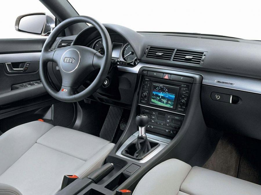 Торпедо Audi S4 Sedan (B6, 8E) 2003 года  (фото 10 из 18)